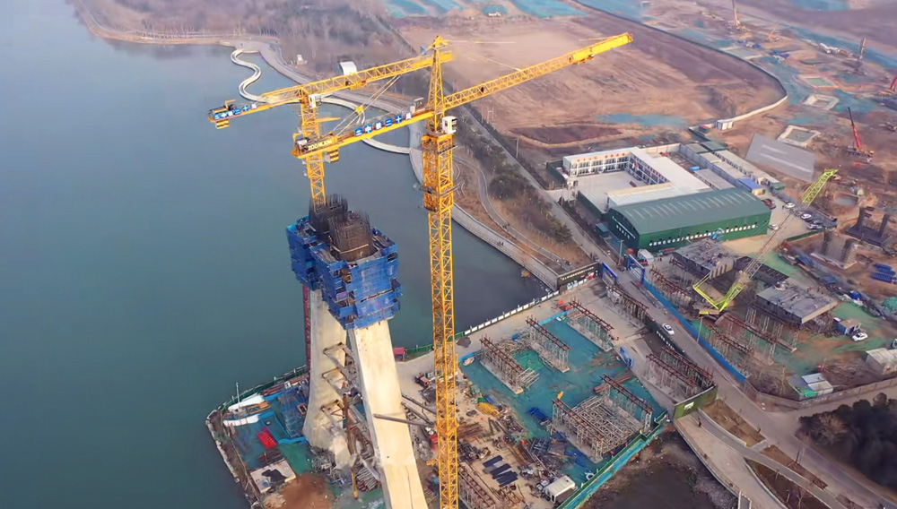 Главная башня моста через реку Тайпин приобрела форму.