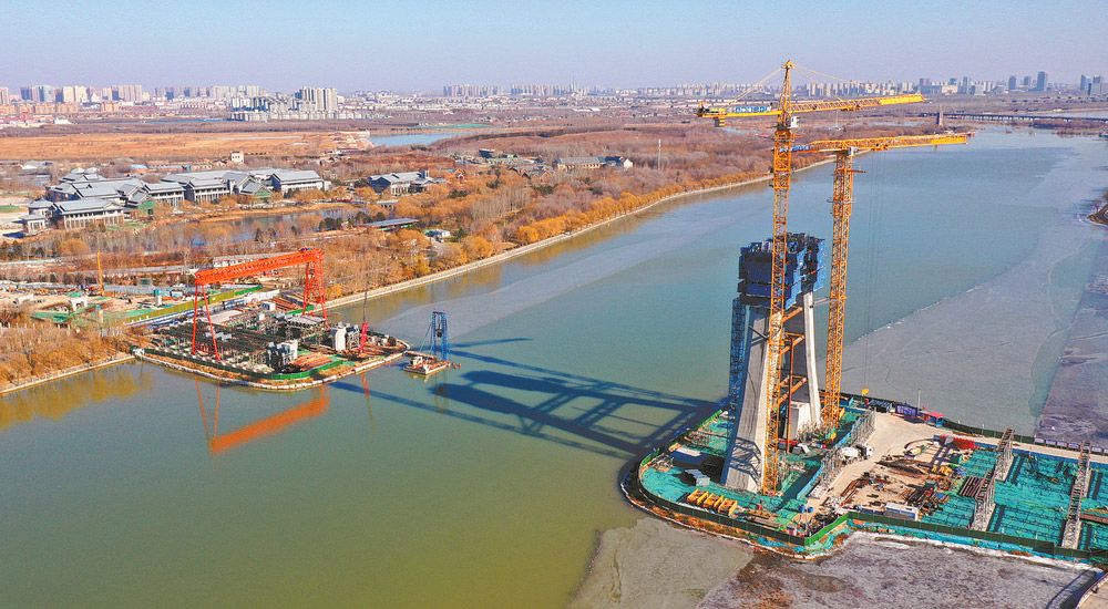 Главная башня моста через реку Тайпин приобрела форму.