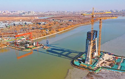 Главная башня моста через реку Тайпин приобрела форму.